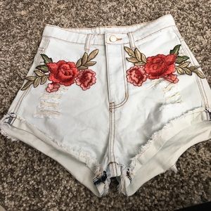 white rose patch ripped shorts